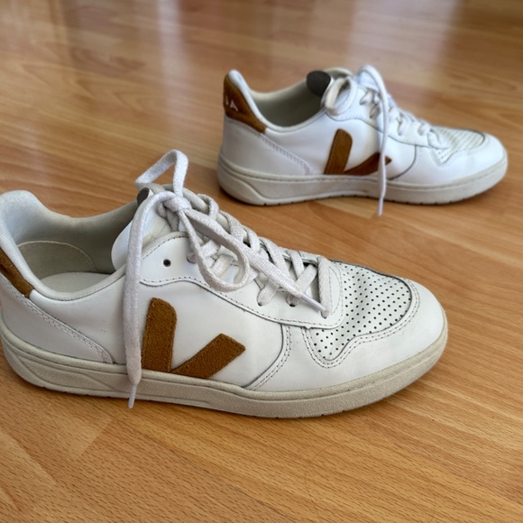 Veja Shoes - VEJA V-10 LEATHER WHITE CAMEL